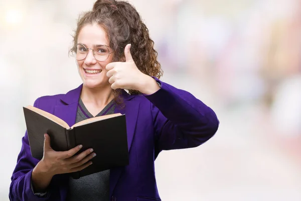 Młoda Brunetka Student Dziewczyna Ubrana Szkole Jednolitego Czytając Książkę Białym — Zdjęcie stockowe