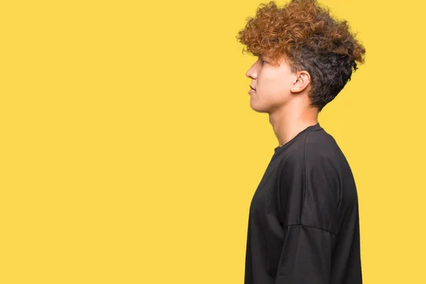 Jonge Knappe Man Met Afro Haar Dragen Zwart Shirt Zoek — Stockfoto