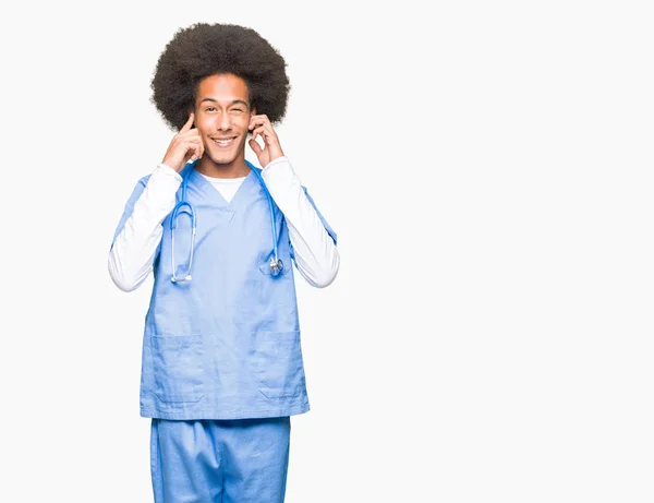 Giovane Medico Afro Americano Uomo Con Capelli Afro Coprendo Orecchie — Foto Stock