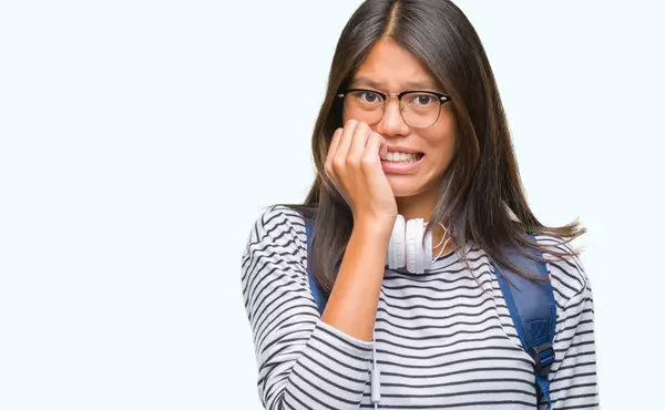 Giovane Studentessa Asiatica Indossa Cuffie Zaino Sfondo Isolato Cercando Stressato — Foto Stock