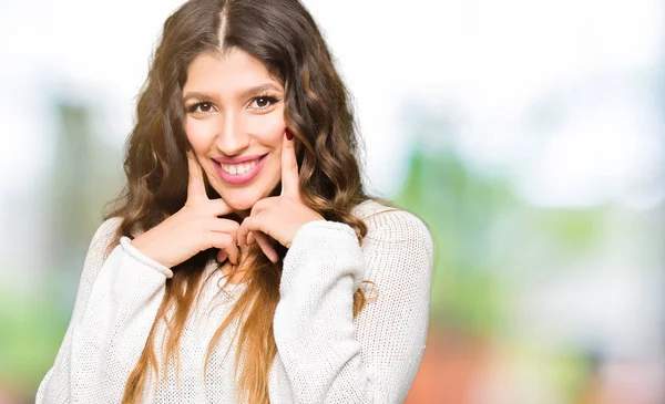 Joven Hermosa Mujer Vistiendo Suéter Blanco Sonriendo Con Boca Abierta —  Fotos de Stock