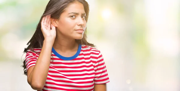 Jonge Mooie Arabische Vrouw Geïsoleerde Achtergrond Glimlachend Met Hand Oor — Stockfoto