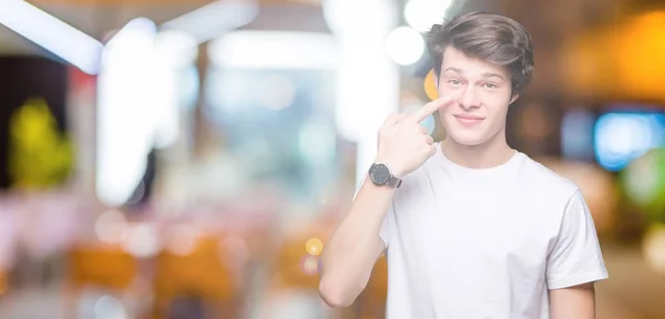 Jovem Bonito Homem Vestindo Casual Branco Shirt Sobre Isolado Fundo — Fotografia de Stock