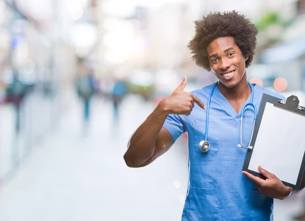 Médico Cirujano Afroamericano Sosteniendo Portapapeles Sobre Fondo Aislado Con Cara —  Fotos de Stock