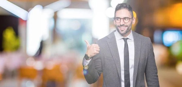 Joven Hombre Negocios Guapo Sobre Fondo Aislado Sonriendo Con Cara —  Fotos de Stock