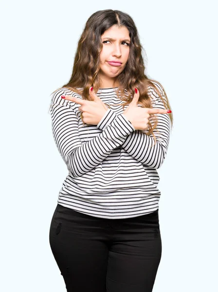 Junge Schöne Frau Trägt Streifen Pullover Zeigt Auf Beiden Seiten — Stockfoto