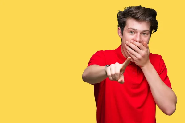 Jovem Bonitão Vestindo Camiseta Vermelha Sobre Fundo Isolado Rindo Você — Fotografia de Stock