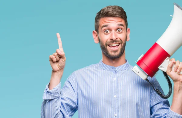 Joven Hombre Guapo Gritando Través Megáfono Sobre Fondo Aislado Sorprendido — Foto de Stock