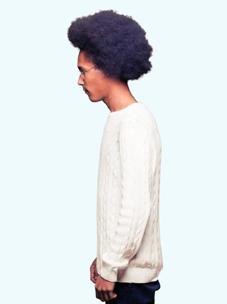 Joven Hombre Afroamericano Con Pelo Afro Con Gafas Mirando Costado —  Fotos de Stock