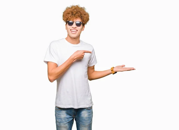 Jovem Homem Bonito Com Cabelo Afro Usando Óculos Sol Maravilhado — Fotografia de Stock