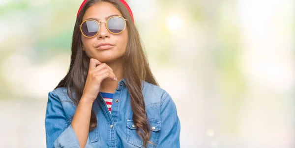 Mujer Árabe Hermosa Joven Con Gafas Sol Sobre Fondo Aislado —  Fotos de Stock