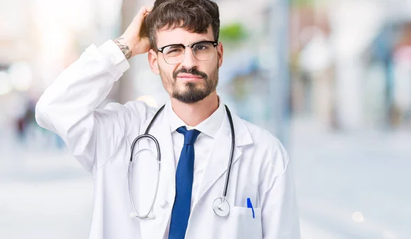 Mladý Doktor Muž Nosí Kabát Nemocnice Izolované Pozadí Mást Zajímat — Stock fotografie