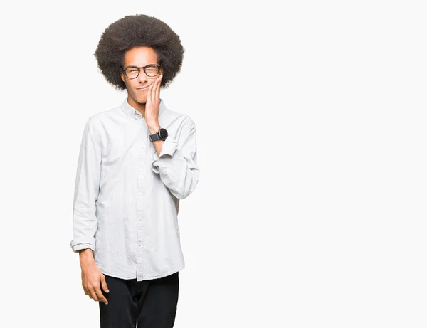 Mladý Americký Muž Afro Vlasy Nosí Brýle Dotýkají Úst Rukou — Stock fotografie