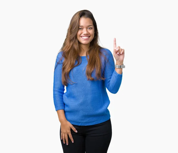 Joven Hermosa Morena Con Suéter Azul Sobre Fondo Aislado Mostrando —  Fotos de Stock