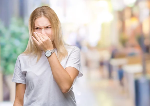 Young Caucasian Woman Isolated Background Smelling Something Stinky Disgusting Intolerable — Stock Photo, Image