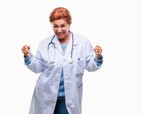 Médico Caucásico Mayor Mujer Vistiendo Uniforme Médico Sobre Fondo Aislado — Foto de Stock