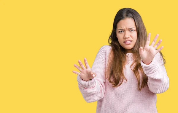 Mujer Morena Hermosa Joven Vistiendo Suéter Invierno Rosa Sobre Fondo —  Fotos de Stock