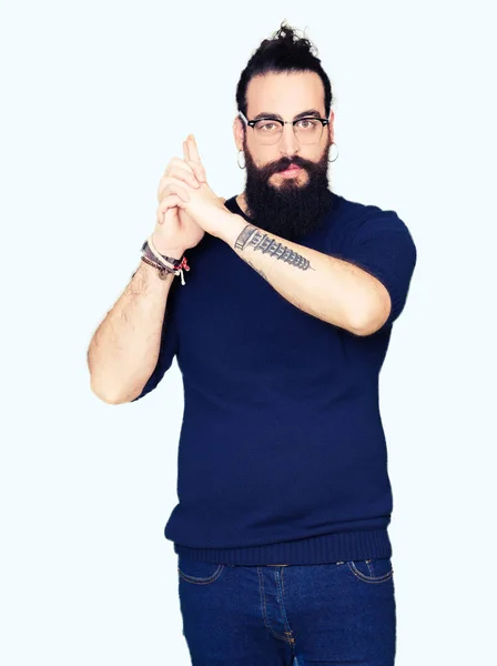 Homem Jovem Hipster Com Cabelos Longos Barba Usando Óculos Segurando — Fotografia de Stock