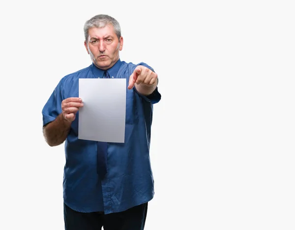 Bonito Homem Sênior Segurando Papel Folha Branco Sobre Fundo Isolado — Fotografia de Stock