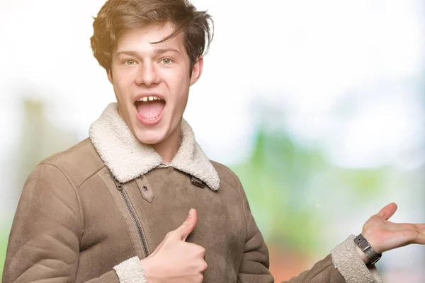 Joven Hombre Guapo Con Abrigo Invierno Sobre Fondo Aislado Mostrando —  Fotos de Stock