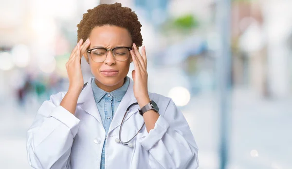 Junge Afrikanisch Amerikanische Ärztin Trägt Medizinischen Mantel Über Isoliertem Hintergrund — Stockfoto