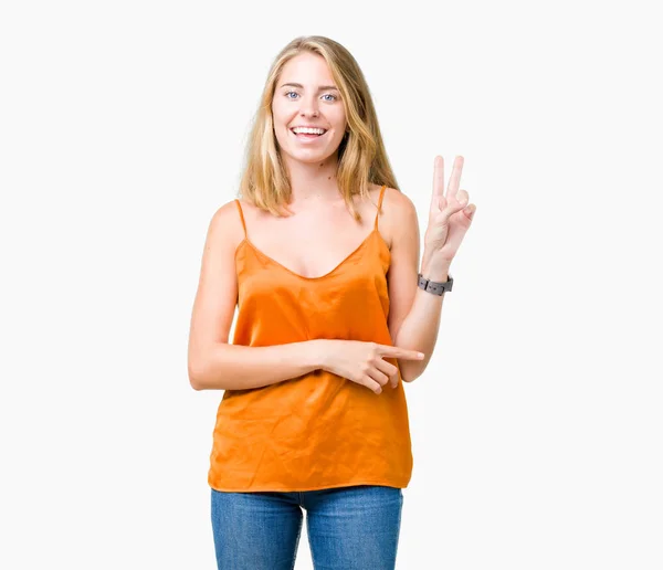 Красивая Молодая Женщина Оранжевой Рубашке Изолированном Фоне Улыбается Счастливым Лицом — стоковое фото
