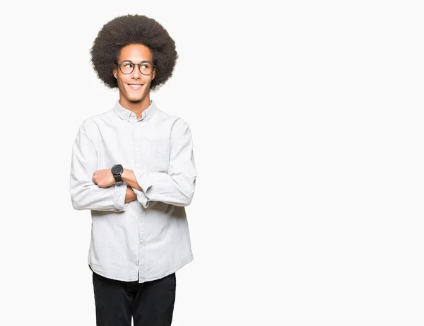 Jonge Afro Amerikaanse Man Met Afro Haar Bril Glimlachend Uitziende — Stockfoto