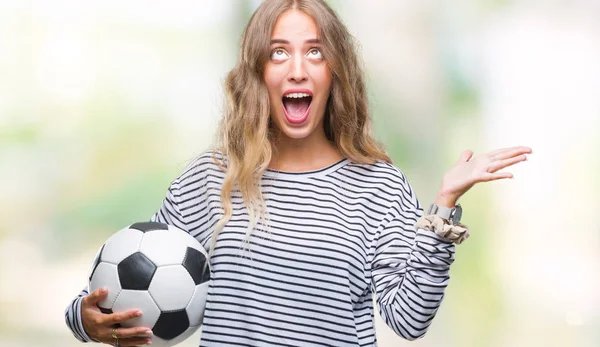 Güzel Genç Sarışın Kadın Futbol Futbol Topu Tutan Kocaman Bir — Stok fotoğraf