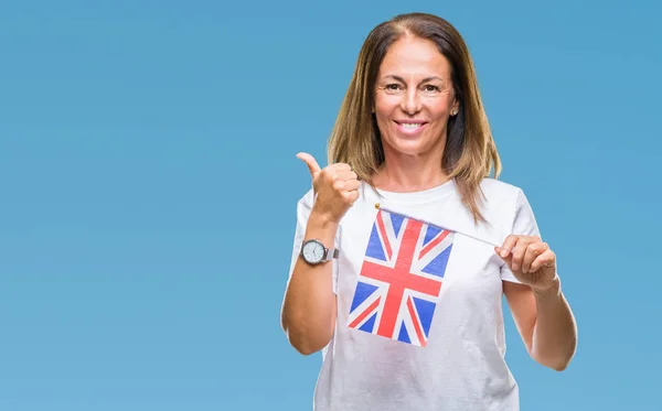 中年西班牙妇女拿着英国的旗帜在孤立的背景高兴与灿烂的微笑做确定的标志 用手指竖起大拇指 优秀的标志 — 图库照片