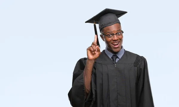Mladý Absolvent Afroamerické Muže Izolované Pozadí Ukazující Prst Úspěšným Myšlenkou — Stock fotografie