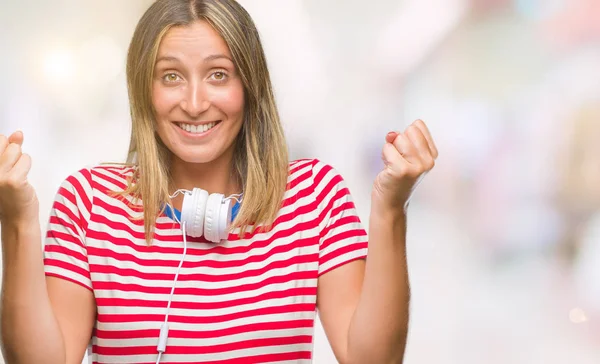 Mooie Jongedame Luisteren Muziek Dragen Koptelefoon Geïsoleerde Achtergrond Vieren Verrast — Stockfoto