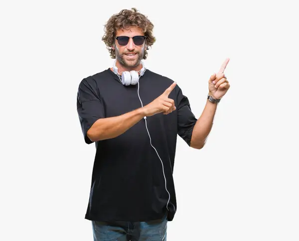Красивий Іспаномовний Чоловік Слухає Музику Навушниках Над Ізольованим Тлом Посміхаючись — стокове фото