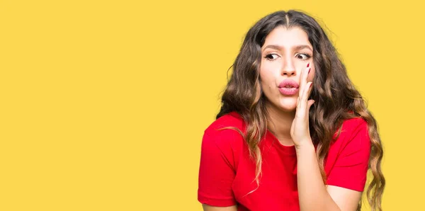 Junge Schöne Frau Trägt Lässiges Shirt Mit Der Hand Auf — Stockfoto