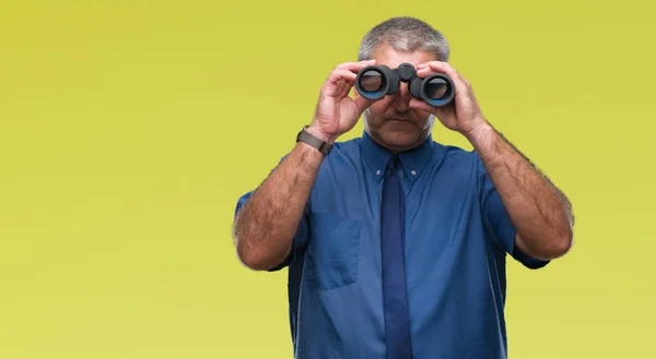 Hombre Mayor Guapo Mirando Través Prismáticos Sobre Fondo Aislado Con — Foto de Stock