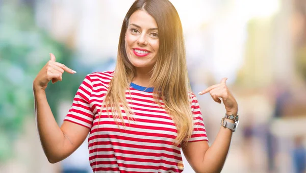 Giovane Bella Donna Sguardo Casuale Sfondo Isolato Guardando Fiducioso Con — Foto Stock