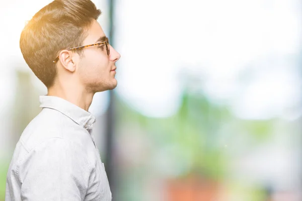 Joven Hombre Guapo Con Gafas Sobre Fondo Aislado Mirando Lado —  Fotos de Stock