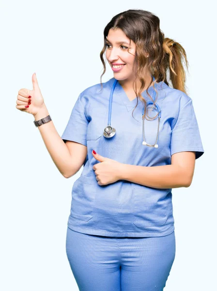 Jovem Adulto Médico Mulher Vestindo Uniforme Médico Olhando Orgulhoso Sorrindo — Fotografia de Stock