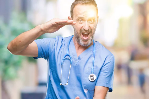 Středním Věku Otřepané Vedoucí Lékař Muž Uniformě Zdravotní Nad Samostatný — Stock fotografie