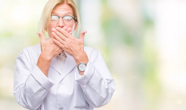 Üzerinde Beyaz Önlük Giyen Orta Yaş Sarışın Terapist Kadın Arka — Stok fotoğraf