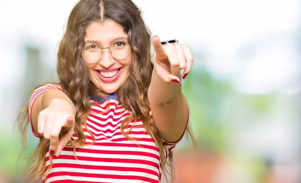 Joven Hermosa Mujer Con Gafas Señalando Usted Cámara Con Los — Foto de Stock