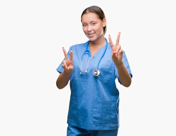 Joven Doctora Caucásica Vistiendo Uniforme Médico Sobre Fondo Aislado Sonriendo — Foto de Stock