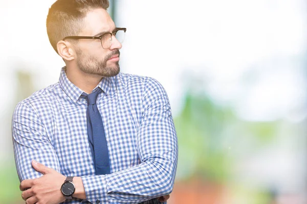 Junger Geschäftsmann Mit Brille Vor Isoliertem Hintergrund Lächelnd Zur Seite — Stockfoto