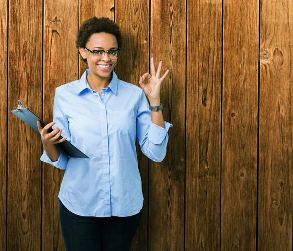 Jovem Africano Americano Empresário Mulher Segurando Prancheta Sobre Fundo Isolado — Fotografia de Stock