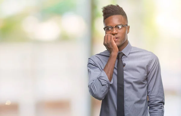 Молодой Африканский Американский Бизнесмен Изолированном Фоне Выглядит Напряженным Нервным Руками — стоковое фото