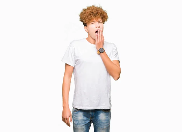 Junger Gutaussehender Mann Mit Afro Haaren Lässigem Weißem Shirt Gelangweilt — Stockfoto