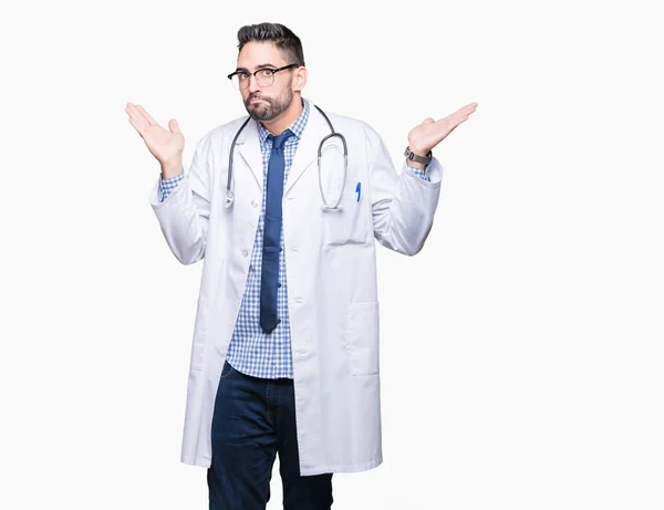 Bonito Jovem Médico Homem Sobre Fundo Isolado Expressão Indolente Confuso — Fotografia de Stock