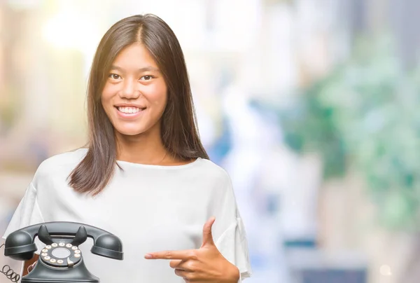 Jovem Asiático Mulher Segurando Vintagera Telefone Sobre Isolado Fundo Muito — Fotografia de Stock