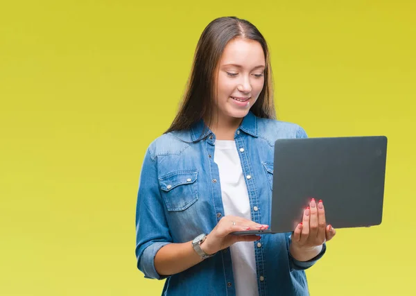 年轻的高加索妇女使用笔记本电脑在孤立的背景与幸福的脸站着 面带微笑 自信的微笑显示牙齿 — 图库照片