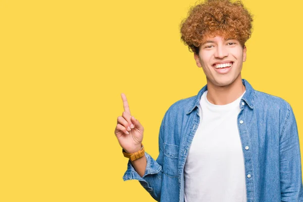 Ung Vacker Man Med Afro Hår Bär Jeansjacka Med Ett — Stockfoto