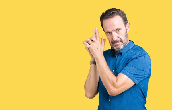 Stilig Medelåldern Eleganta Senior Mannen Över Isolerade Bakgrund Holding Symboliska — Stockfoto